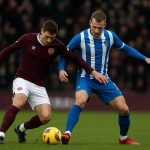 Spelers van Heart of Midlothian in een wedstrijdsituatie in een Schots stadion