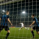 Doelgebied in een stadion tijdens een wedstrijd van Club Brugge, met focus op de goalzone