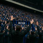 Supporters van Inter in San Siro geven applaus tijdens een wissel in de wedstrijd tegen AS Roma.