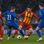 Spelmoment tijdens KAA Gent tegen KV Mechelen in het stadion, met spelers in duel en focus op de slotfase.