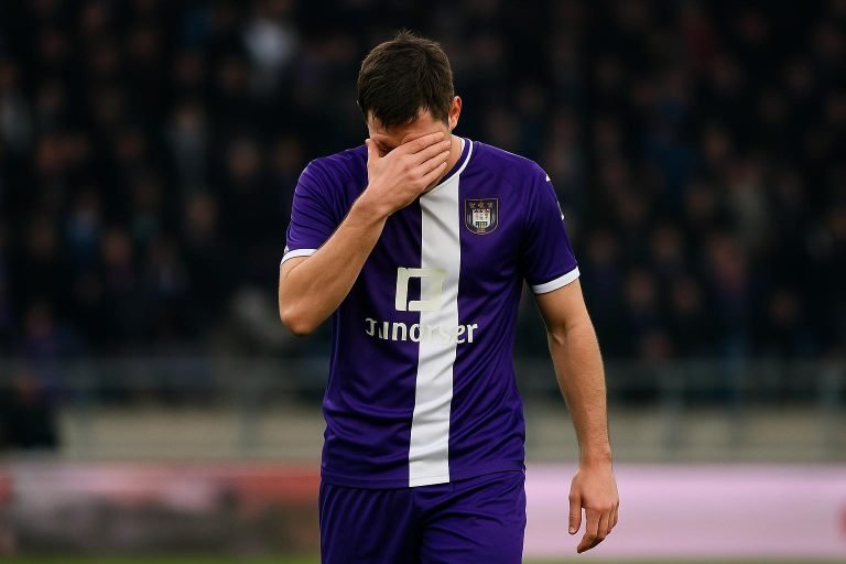 Enrick Llansana van RSC Anderlecht in wedstrijdcontext na de nederlaag tegen Club Brugge, met stadionachtergrond.