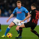 Spelmoment tijdens Napoli tegen AC Milan met spelers in duel in het stadion