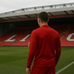 Een sfeerbeeld rond Liverpool en contractgesprekken op Anfield, zonder herkenbare gezichten.