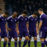 Spelers van RSC Anderlecht bij elkaar na een moeilijke wedstrijd in de Champions’ Play-Offs