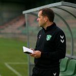 Dirk Kuyt langs de zijlijn bij FC Dordrecht
