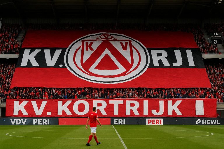 Sfeerbeeld met tifo van KV Kortrijk in het stadion