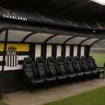 Stadionbeeld bij Sporting Charleroi met lege dug-out na trainerswissel