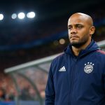 Vincent Kompany als coach van Bayern München langs de zijlijn in Europese wedstrijdsfeer