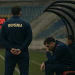 Sfeervol beeld van een Roemeense voetbalcoach langs de zijlijn in een stadionomgeving