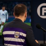Hein Vanhaezebrouck tijdens een analyse over Anderlecht na de match tegen Club Brugge