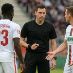 Michael Gregoritsch van FC Augsburg praat met scheidsrechter Deniz Aytekin na een fairplaymoment.