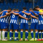 Spelers van KRC Genk vieren samen na een match in de Europe Play-Offs.