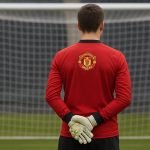 Keepersmateriaal op een trainingsveld van Manchester United, als beeld bij de transfergeruchten rond André Onana.