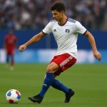 Albert Sambi Lokonga in actie voor Hamburger SV tijdens een wedstrijd