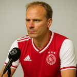Dennis Bergkamp tijdens een moment in Ajax-context, bij een interviewsetting