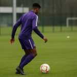 Een niet-herkenbare trainingsfoto van Anderlecht met focus op een jonge speler en balcontrole