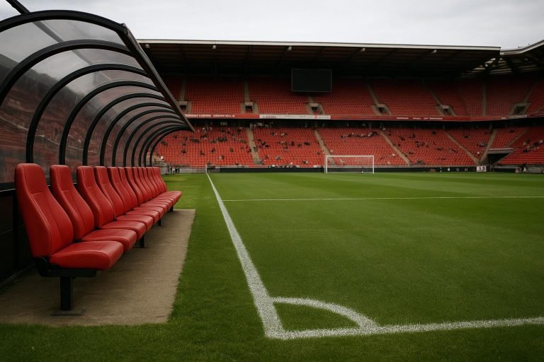 Sfeerbeeld aan de zijlijn in het Bosuilstadion van Royal Antwerp FC