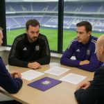 Bestuur en sportieve staf van RSC Anderlecht in het Lotto Park tijdens overlegmoment