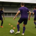Training van RSCA Futures met jonge spelers van Anderlecht op de achtergrond van het oefenveld