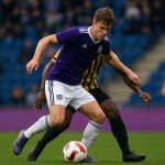 Sfeerbeeld in het Jan Breydelstadion tijdens Club Brugge tegen Anderlecht, met Nathan De Cat in beeld zonder herkenbare gezichten