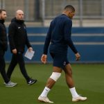 Trainingsoverzicht bij Paris Saint-Germain met focus op een middenvelder met knieklachten