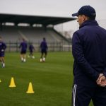 Jérémy Taravel langs de zijlijn bij RSC Anderlecht tijdens een trainersmoment