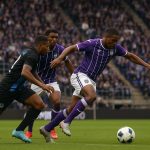 Spelers van RSC Anderlecht reageren teleurgesteld tijdens een wedstrijd in het stadion