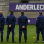 Jérémy Taravel langs de zijlijn bij RSC Anderlecht tijdens een trainingsmoment