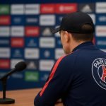 Luis Enrique geeft uitleg op een persconferentie van PSG in de Champions League.