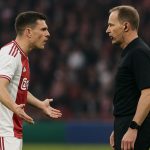 Mika Godts van Ajax in gesprek met scheidsrechter tijdens wedstrijd