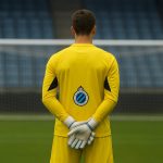 Een doelman met handschoenen tijdens een trainingsmoment, als illustratie bij het dossier rond Matz Sels en Club Brugge.