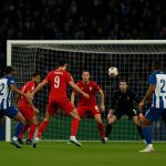 Spelmoment in FC Porto tegen Nottingham Forrest in de Europa League, met spelers in duel in het strafschopgebied.