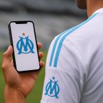 Smartphone met Instagram-post met omgedraaid autologo als knipoog naar Marseille-logo
