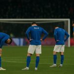 Spelers van Italië reageren teleurgesteld na uitschakeling na strafschoppen tegen Bosnië en Herzegovina.