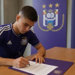 Beeld van het jeugdcentrum van RSC Anderlecht op Neerpede in clubkleuren