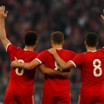 Spelers van Bayern München vieren een doelpunt, met focus op de ploeg en zonder herkenbare gezichten.