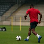 Pierre Dwomoh tijdens een trainingsmoment in sportieve context