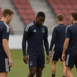 Training van Ajax met spelers op het veld, in de context van mogelijke uitgaande transfers rond Mika Godts