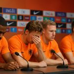 Johan Derksen praat in een tv-studio over het Nederlands elftal
