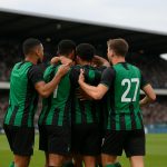 Spelers van Cercle Brugge vieren samen tijdens een wedstrijdmoment.