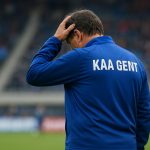 Rik De Mil langs de zijlijn bij KAA Gent tijdens een wedstrijdmoment