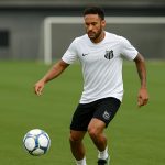Neymar in Santos-tenue tijdens een trainingsmoment op het veld.