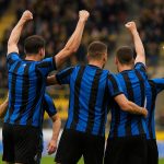Spelers van Club Brugge vieren op het veld van STVV na de wedstrijd