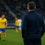 Issame Charaï langs de zijlijn bij KVC Westerlo tijdens een wedstrijdcontext