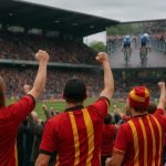 Sfeerbeeld op kasseien tijdens Parijs-Roubaix met wielrenners in actie