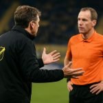 Carl Hoefkens langs de zijlijn als coach van NAC Breda tijdens een wedstrijd
