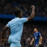 Jérémy Doku viert na zijn doelpunt voor Manchester City tegen Chelsea.