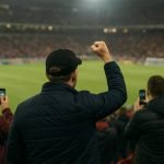 Sfeervol beeld zonder herkenbare gezichten rond een Premier League-wedstrijd na online commotie