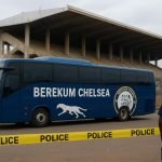 Sfeerbeeld rond een spelersbus na een incident in Ghana