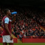 Amadou Onana van Aston Villa aan de zijlijn tijdens de match tegen Nottingham Forest